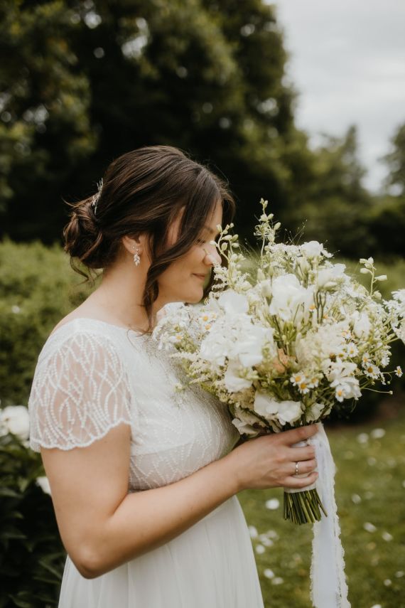 Zeitloses Brautstyling für eine romantische Sommerhochzeit in Oberösterreich