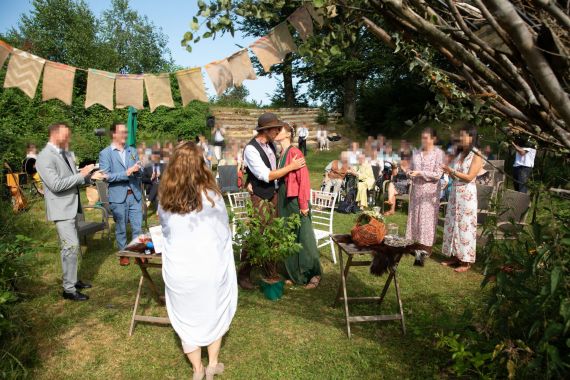 Ungezwungene freie Trauung inmitten sommerlicher Natur