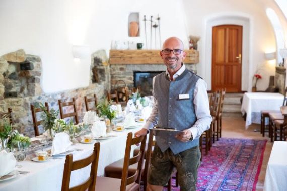 Hochzeit in altem Weingut in Tracht