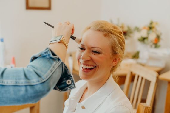 Modernes Brautstyling mit natürlichem Glow