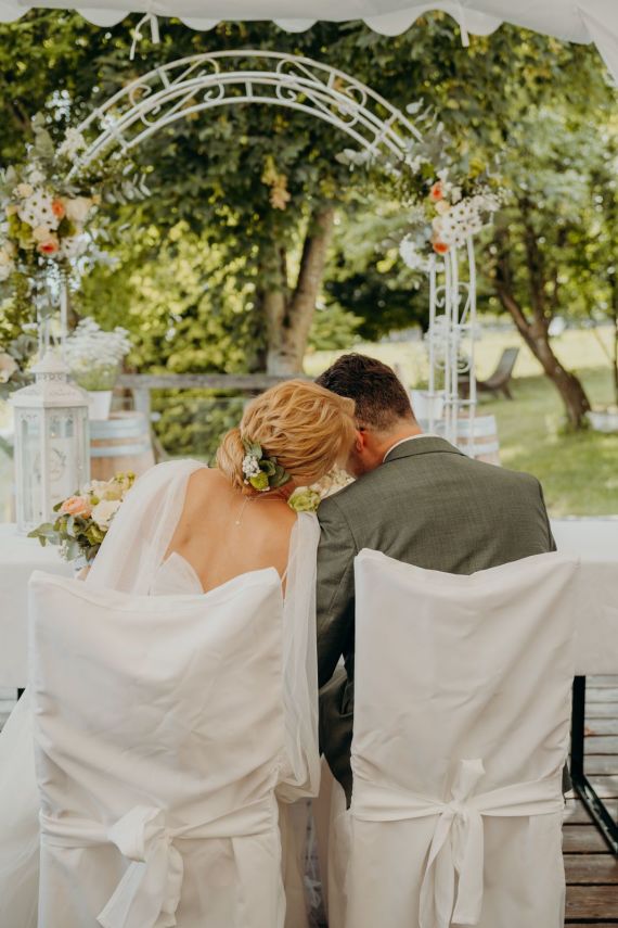 Modernes Brautstyling mit natürlichem Glow