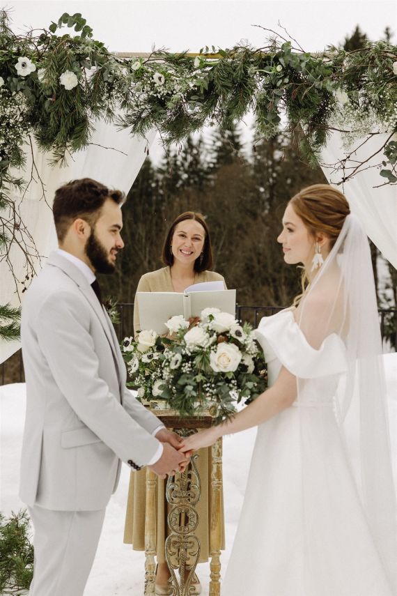 Romantische Winterhochzeit in den Bergen von Salzburg & Tirol: Hochwertige Floristik mit winterlichem Zauber für euren großen Tag.
