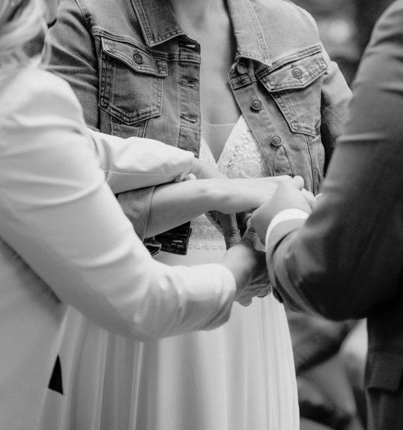 Waldhochzeit! Heiraten inmitten von Bäumen, mit weniger Deko aber mehr Gefühl.