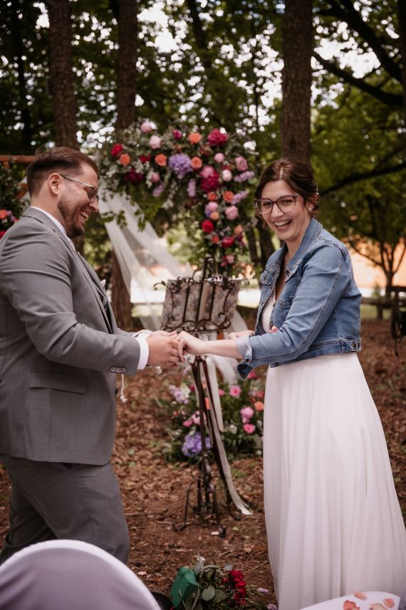 Waldhochzeit! Heiraten inmitten von Bäumen, mit weniger Deko aber mehr Gefühl.