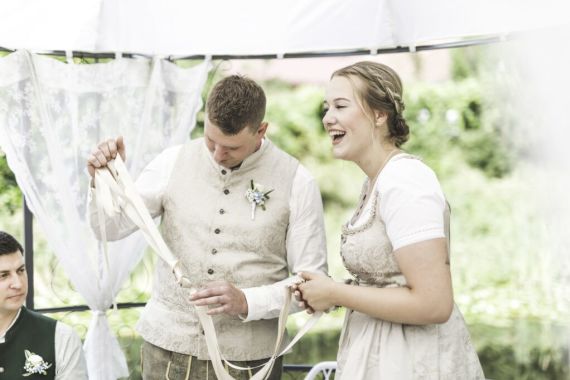 Sommerhochzeit in Tracht beim Weingut Kolleritsch