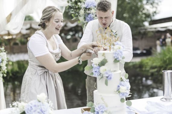 Sommerhochzeit in Tracht beim Weingut Kolleritsch