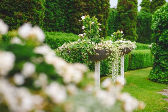 Von strahlender Sonne bis zu regnerischer Romantik: Michael & Stefan's Hochzeit in den Kittenberger Erlebnisgärten