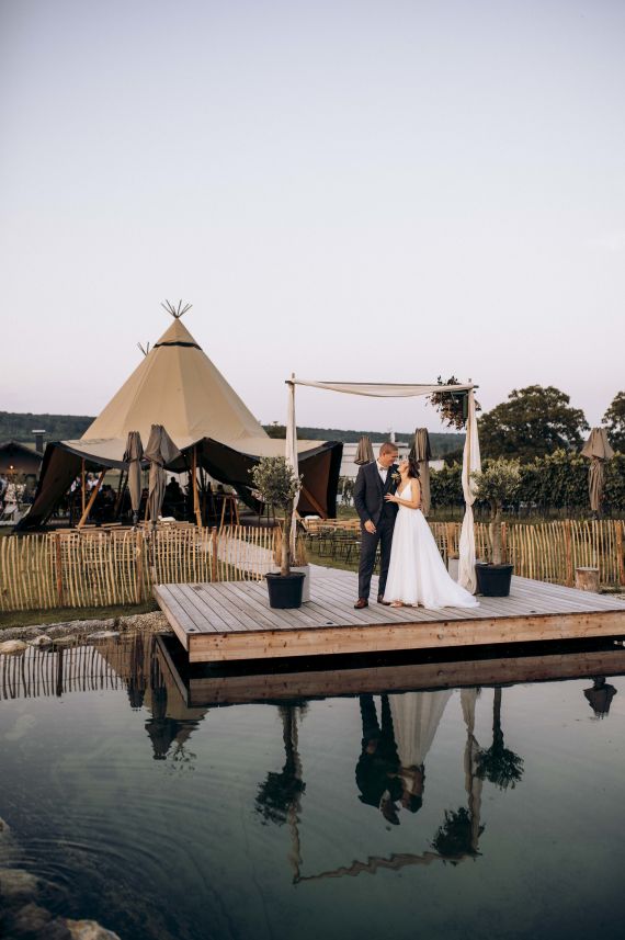 Sommerhochzeit am Wasser und im Tippi-Zelt