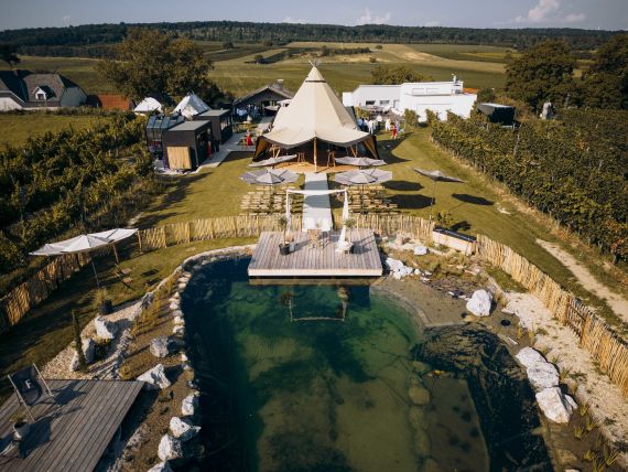Sommerhochzeit am Wasser und im Tippi-Zelt