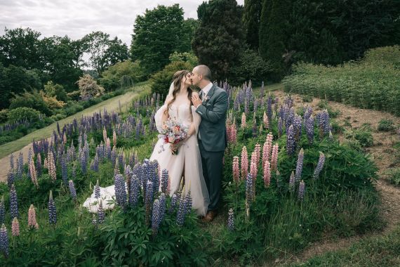 Blumige Gartenhochzeit im Garten der Geheimnisse