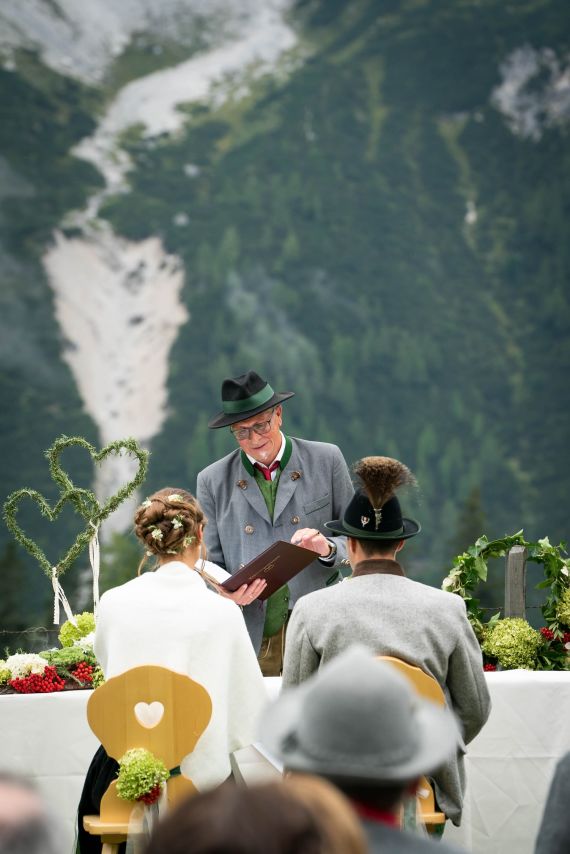 Tradition trifft Herzensmoment - Eine Hochzeit mit Blick in die Salzburger Bergwelt