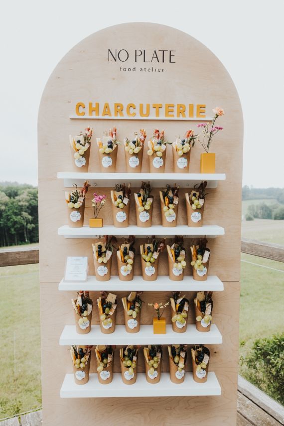 Farbenfrohe Outdoor-Hochzeit im Wienerwald