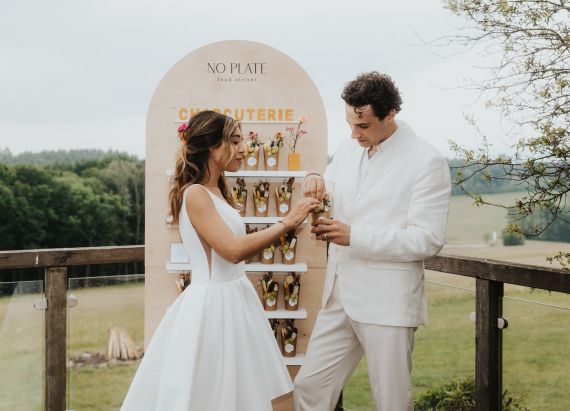 Farbenfrohe Outdoor-Hochzeit im Wienerwald