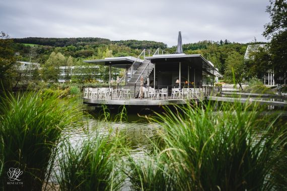 Hochzeit am JKU Teichwerk in Linz. Lovestory von Tina & Kevin.