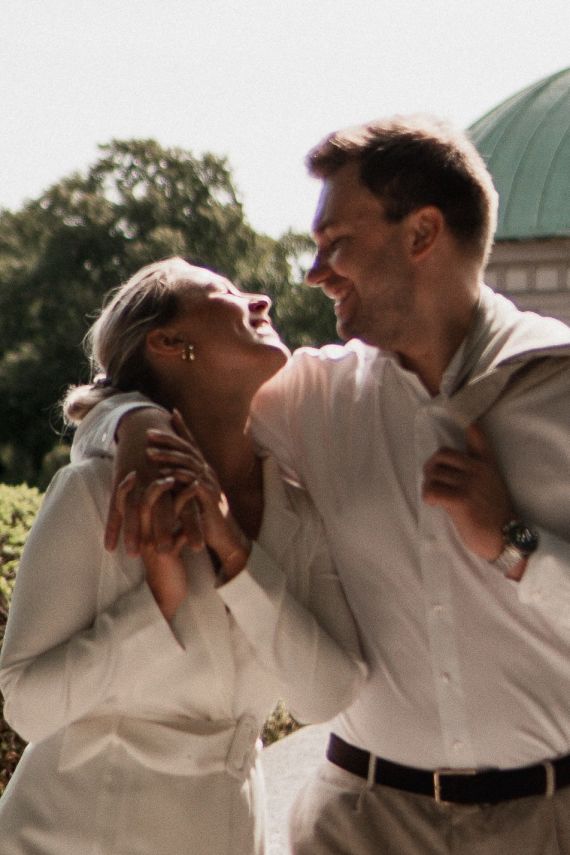 Elegantes Paarshooting in München – moderne Hochzeitsfotografie mit urbanem Flair