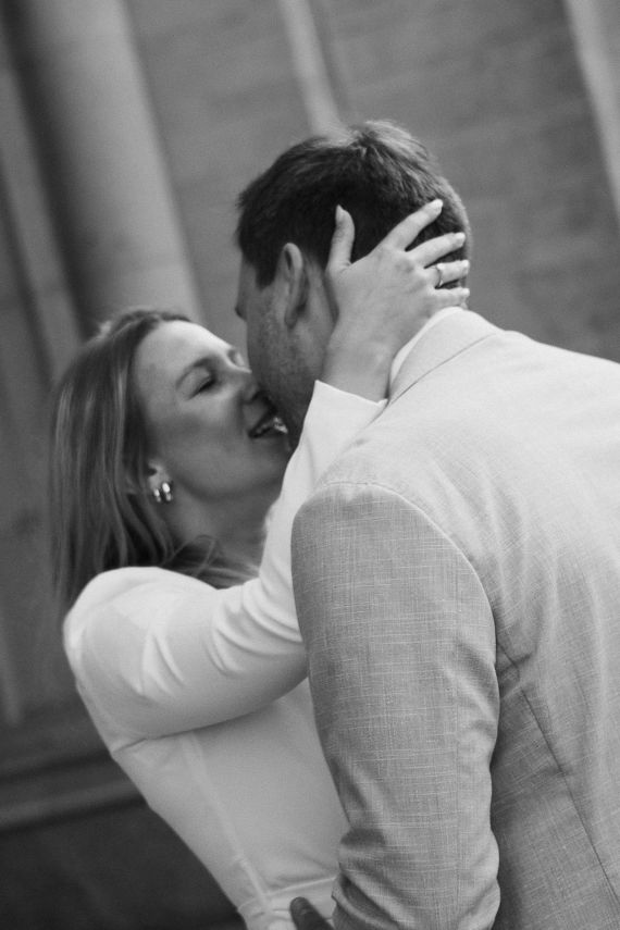 Elegantes Paarshooting in München – moderne Hochzeitsfotografie mit urbanem Flair