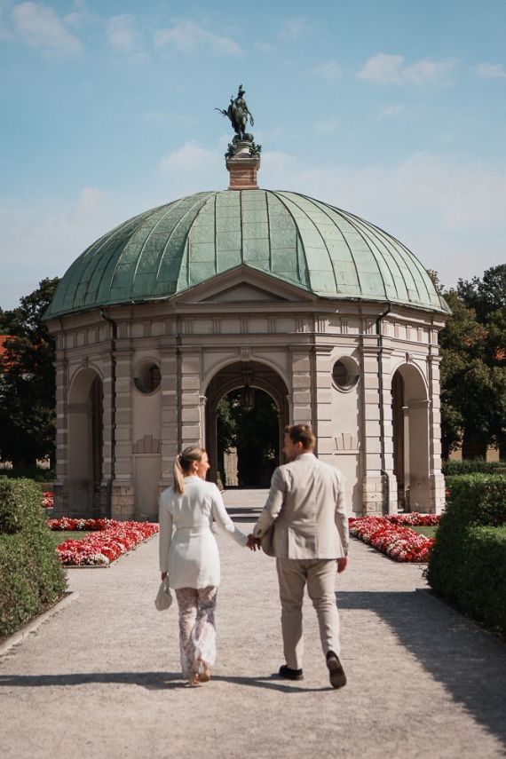 Elegantes Paarshooting in München – moderne Hochzeitsfotografie mit urbanem Flair