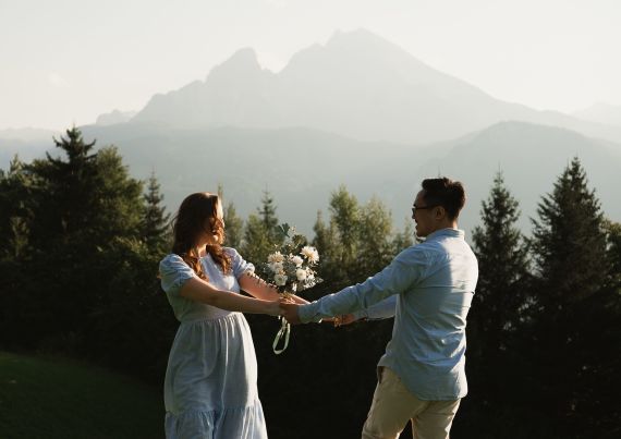 Einzigartiges, ungestelltes Verlobungsshooting zur Goldenen Stunde inmitten der Alpen