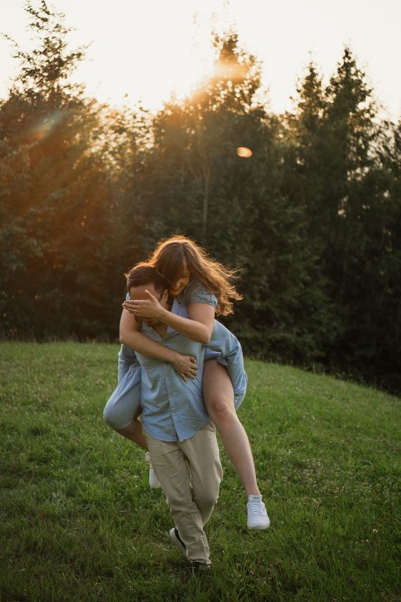 Einzigartiges, ungestelltes Verlobungsshooting zur Goldenen Stunde inmitten der Alpen