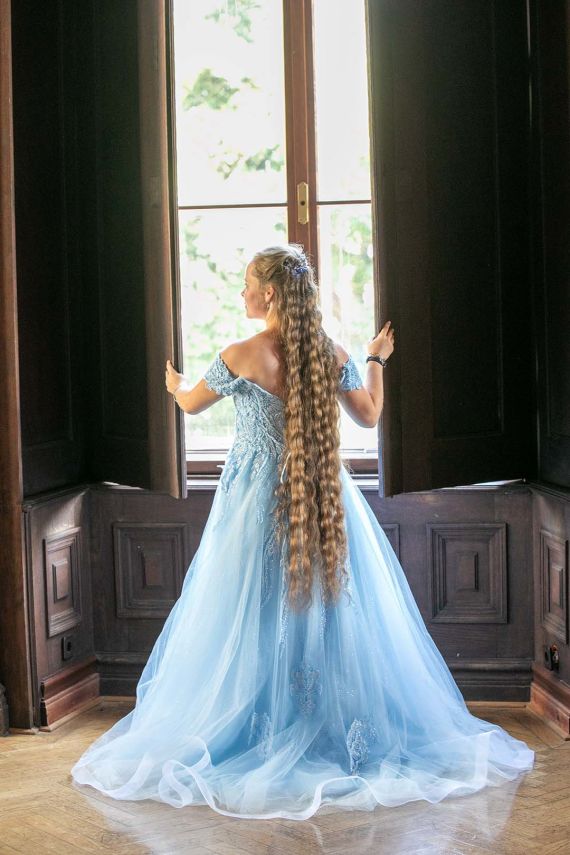 Ein Märchenhochzeitstraum: Brautpaar, Pferde und ein Schloss