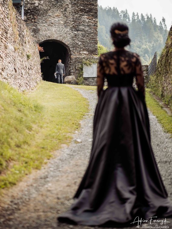 Hochzeit Burgruine Glanegg: Eine Magische Hochzeit in Schwarz