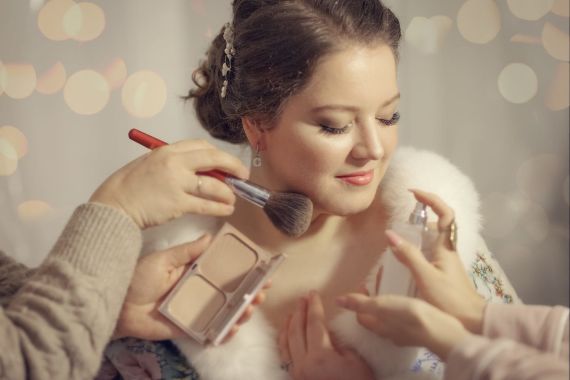 Ein zauberhafter Winterbraut-Look im traditionellen Stil