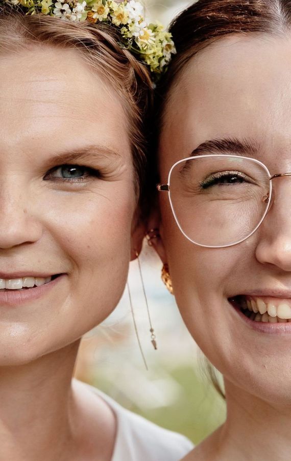 Naturliches Makeup und Blumenkranz in Brautlook