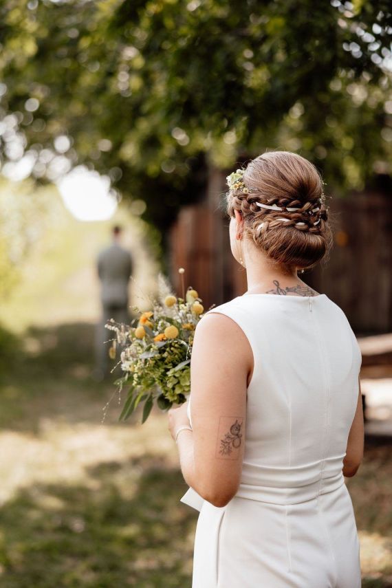 Naturliches Makeup und Blumenkranz in Brautlook