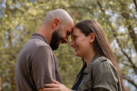 Natürliches Probeshooting & First Look vor der Hochzeit – entspanntes Paarshooting im Grünen