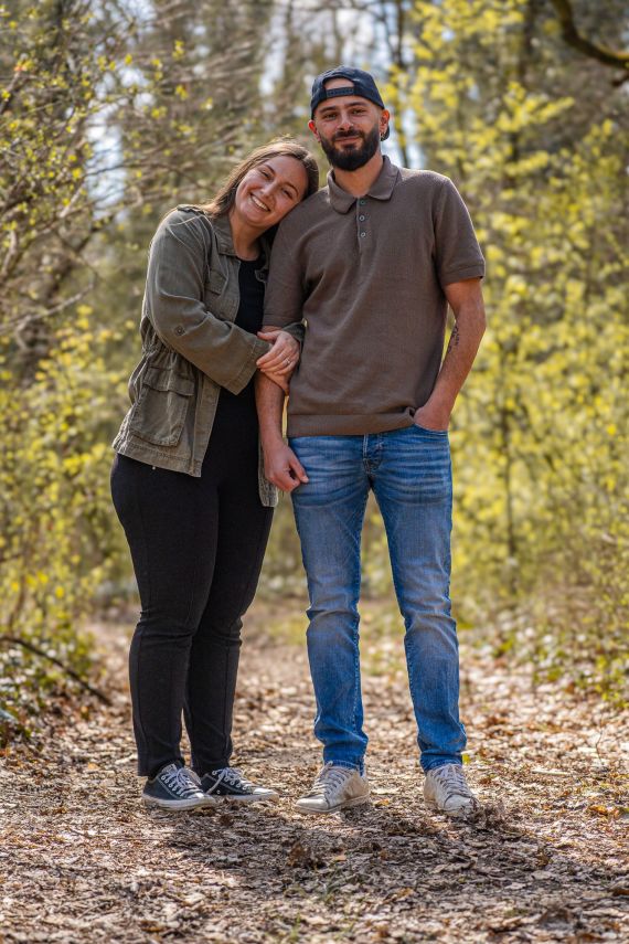 Natürliches Probeshooting & First Look vor der Hochzeit – entspanntes Paarshooting im Grünen
