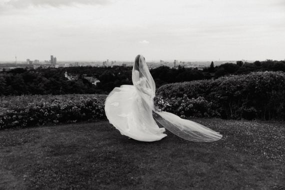 Romantische Hochzeit am Reisenberg – Marie & Tobias feiern ihre Liebe über den Dächern Wiens