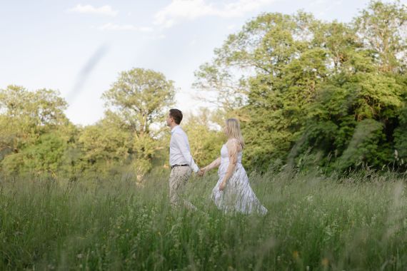 Natürliche, moderne Paarfotografie mit Boho-Charakter