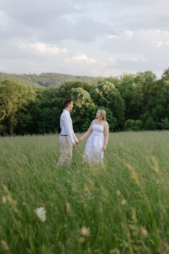 Natürliche, moderne Paarfotografie mit Boho-Charakter
