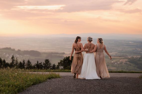 Moderne Hochzeit im Freien mit Weitblick in Niederösterreich