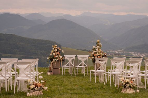 Moderne Hochzeit im Freien mit Weitblick in Niederösterreich