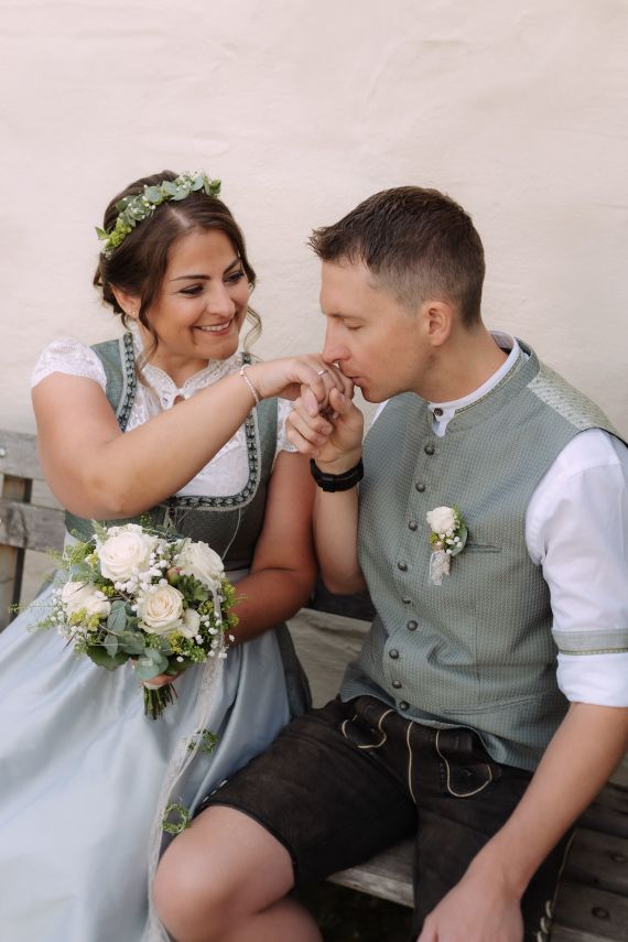 Moderne traditionelle Hochzeit in Bayern