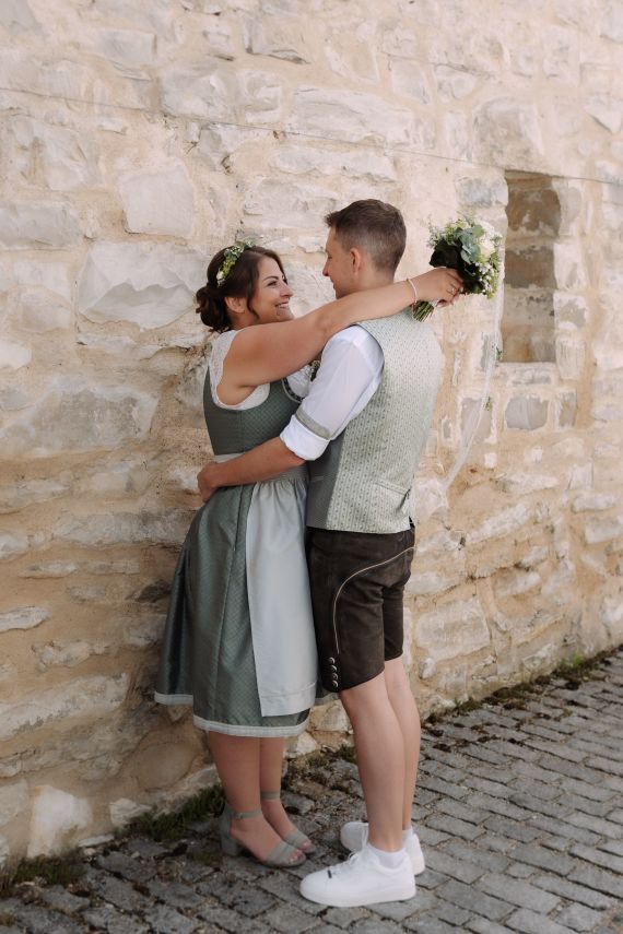 Moderne traditionelle Hochzeit in Bayern