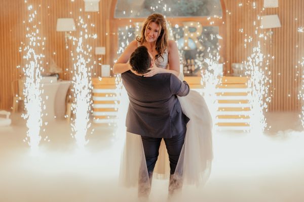 Fotografische Tagesbegleitung+DJ/Livemusik + Fotobox und Drohnenaufnahmen Fotografische Tagesbegleitung+DJ/Livemusik + Fotobox und Drohnenaufnahmen