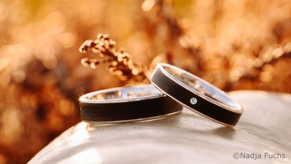 Hochzeitsringe aus Silber & Holz Hochzeitsringe aus Silber & Holz