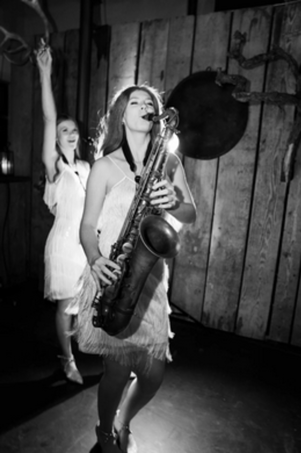 Hochzeits-DJ mit Live Saxophonistin