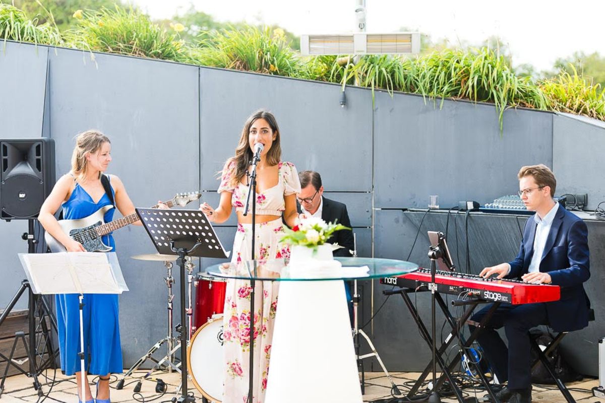 © https://media.hochzeit.click/image/upload/w_1200,c_fill,dpr_auto,f_auto/v1616698757/hochzeitclick01/t0wo3vu6eideawfae4ss.jpg SAMIRA DADASHI