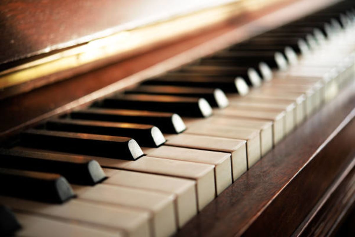 © https://media.hochzeit.click/image/upload/w_1200,c_fill,dpr_auto,f_auto/v1632590055/hochzeitclick01/ea8pbqhhkssgxnivspup.jpg Sänger & Pianist für Ihre Traumhochzeit
