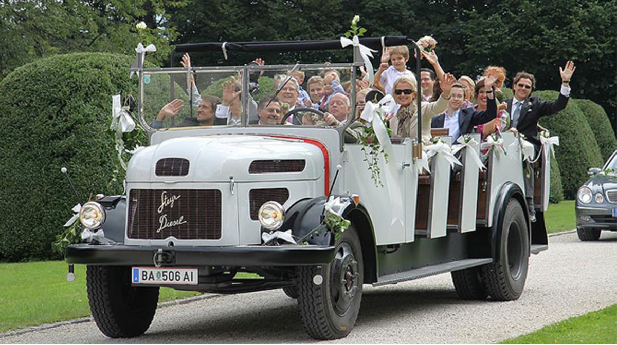 © https://media.hochzeit.click/image/upload/w_1200,c_fill,dpr_auto,f_auto/v1666108745/hochzeitclick01/47796/cabrio.jpg HCW Verkehrsbetriebe