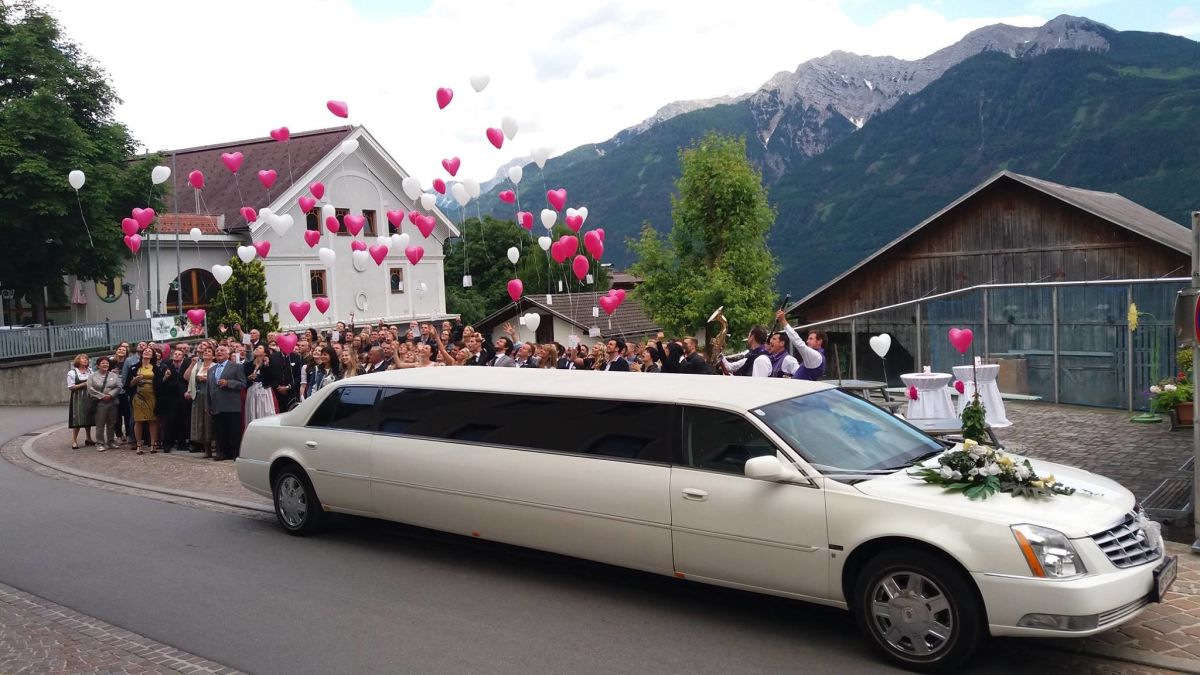 © https://media.hochzeit.click/image/upload/w_1200,c_fill,dpr_auto,f_auto/v1666108817/hochzeitclick01/47753/magiclimousines.jpg Magic Limousines