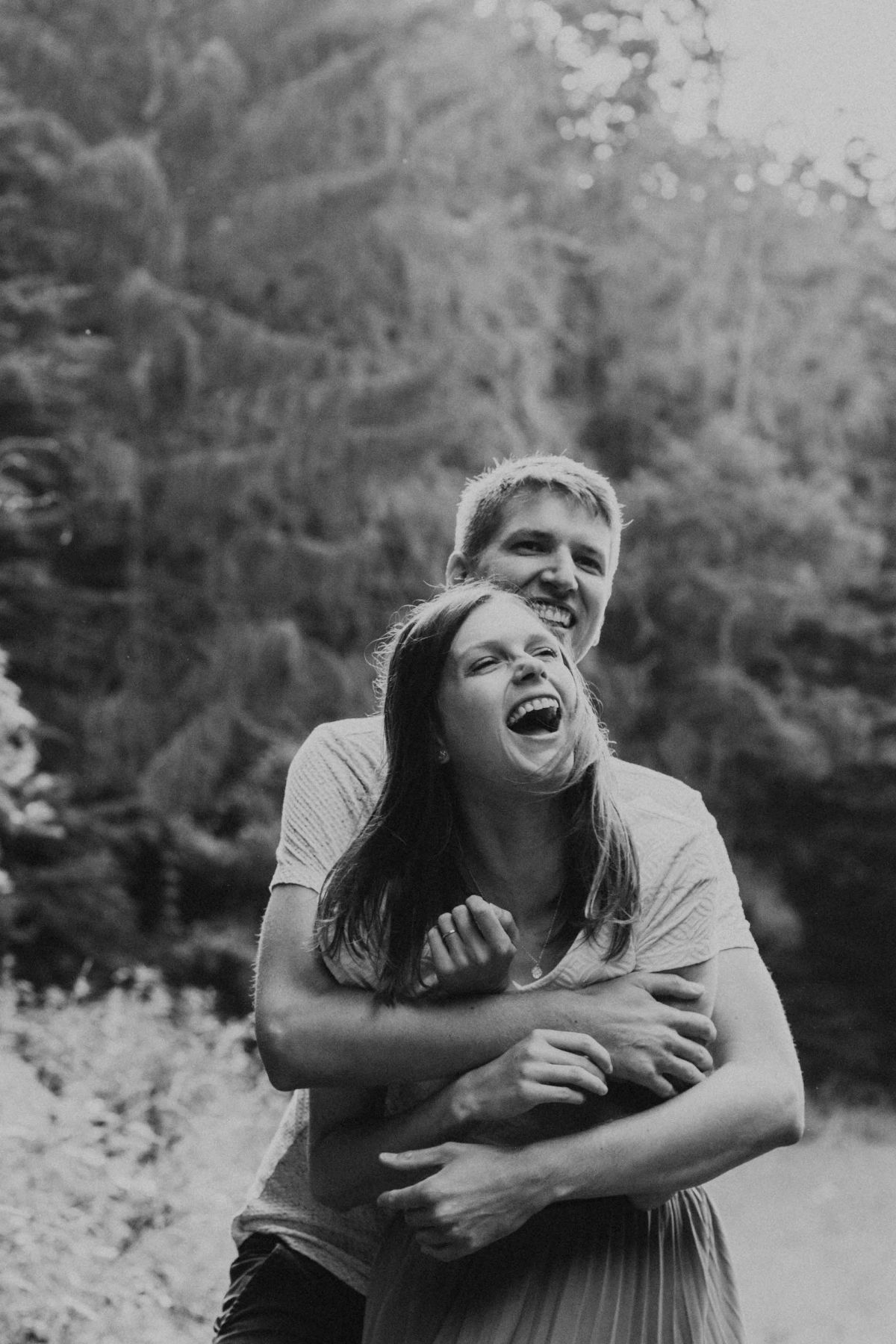 Mann umarmt Frau, beide lachen