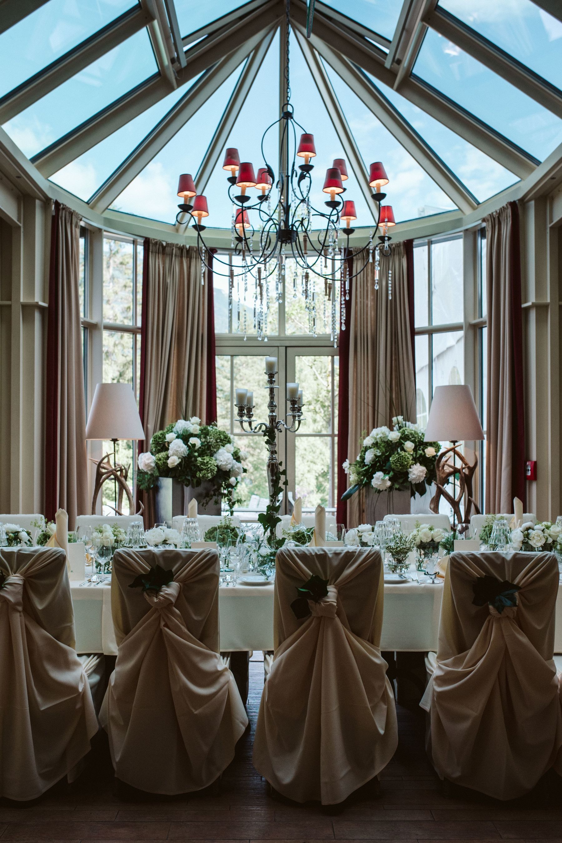 Brautpaar beim Hochzeitstanz im Alpin Resort Sacher Seefeld vor stilvoller Alpenkulisse und festlich geschmücktem Saal.