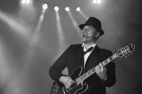 Mr. Jones - Rocksolist/Rock-Alleinunterhalter oder Unplugged