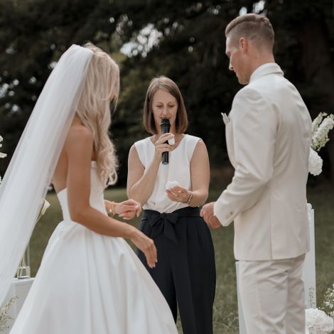 YOUR MOMENT Weddings