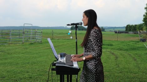 Hochzeitssängerin am Piano 