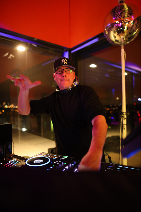 DJ momoto